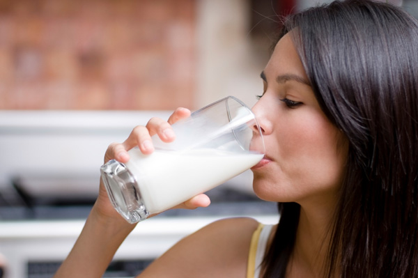 woman-drinking-milk